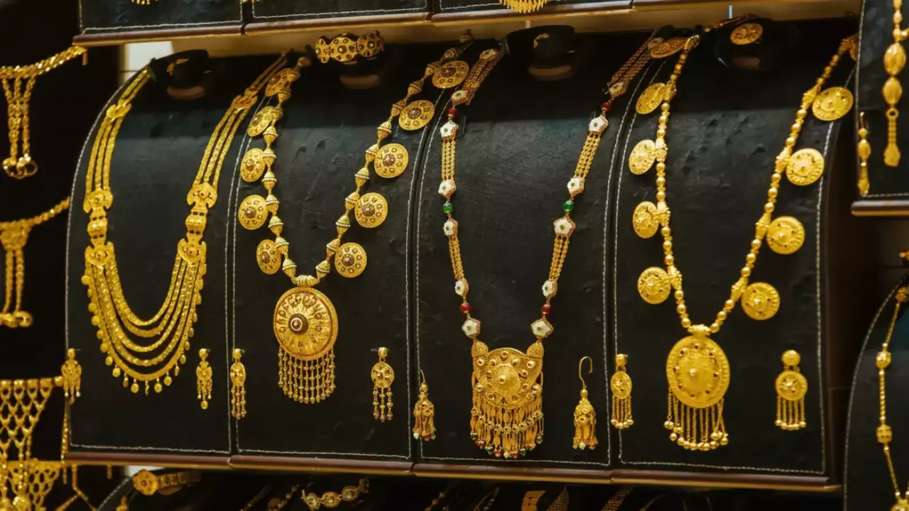 انهيار أسعار الذهب في اليمن يغير مشهد السوق بين صنعاء وعدن بأسعار متفاوتة بشكل حاد